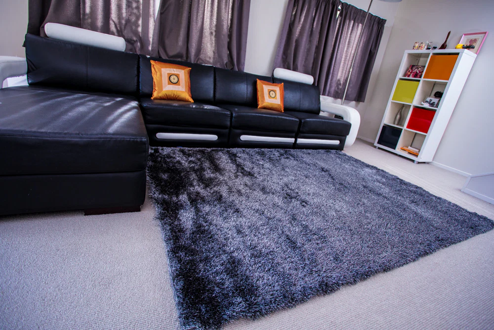 Silk Black/White rug 2x1.4m - Image 5